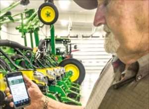 미국 벤처 클라이밋코퍼레이션 앱을 이용해 한 농부가 농장 상태를 확인하고 있다.