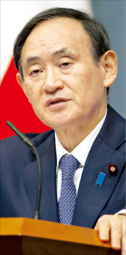 스가 요시히데 일본 관방장관이 10일 독자적인 대북 제재 조치 방침을 발표하고 있다. 연합뉴스
