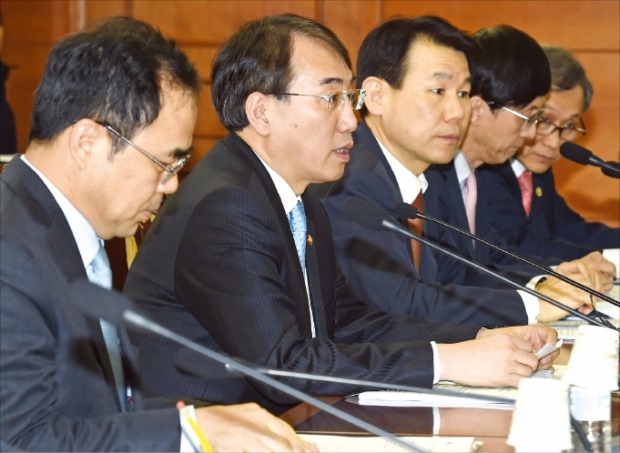 이석준 국무조정실장(왼쪽 두 번째)이 11일 정부서울청사에서 열린 개성공단 정부합동대책반 1차 회의에서 얘기하고 있다. 강은구 기자 egkang@hankyung.com