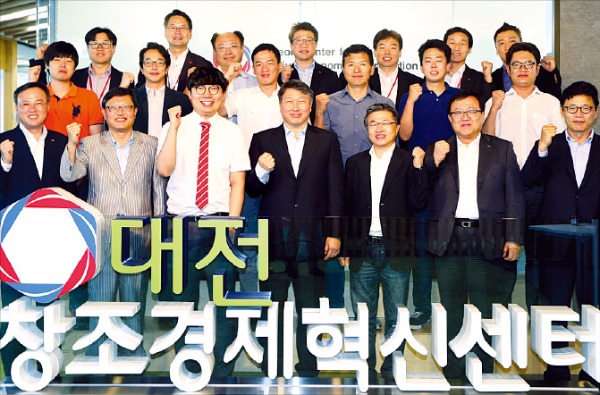 작년 8월 대전창조경제혁신센터를 방문한 최태원 SK 회장(앞줄 가운데)이 입주기업 임직원들과 파이팅을 외치고 있다.   
