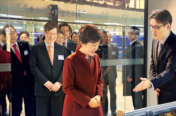 박근혜 대통령이 2014년 12월 포항창조경제혁신센터를 방문해 입주기업이 개발한 제품을 살펴보고 있다.   