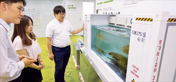 인천창조경제혁신센터 방문자들이 활어를 해외에 수출할 수 있는 활어 컨테이너 모형을 보면서 수출 과정에 대한 설명을 듣고 있다. 