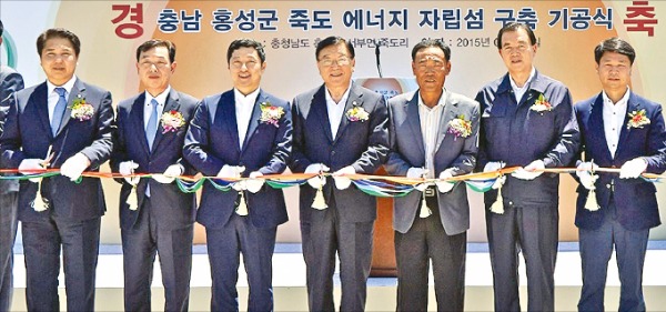 한화와 충남창조경제혁신센터는 충남 홍성군 죽도를 태양광 에너지 등 신재생에너지로만 생활할 수 있는 에너지 자립섬으로 탈바꿈시키는 사업을 진행 중이다. 사진은 작년 7월 열린 기공식.
 