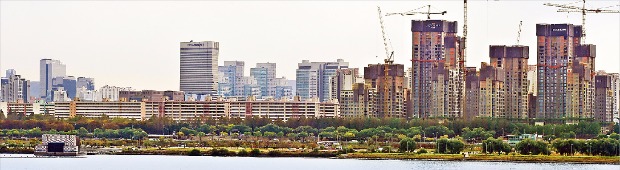 대림산업이 서울 반포동 한신1차 아파트를 헐고 새로 짓고 있는 ‘아크로 리버파크’가 오는 8월 준공을 앞두고 공사가 한창이다. 그 왼쪽으로 보이는 한신3차는 반포경남 및 한신23차와 통합해 3043 가구로 재건축될 예정이다. 한경DB