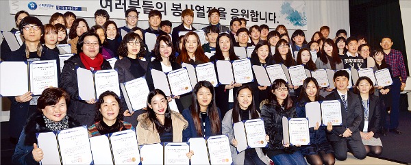 기획재정부와 한국경제신문사는 지역아동센터 어린이에게 올바른 경제관념을 심어주기 위한 경제교실을 8개월 동안 운영했다. 대학생과 경력단절여성 봉사자들이 해단식에서 기념촬영하고 있다. 신경훈 기자nicerpeter@hankyung.com 