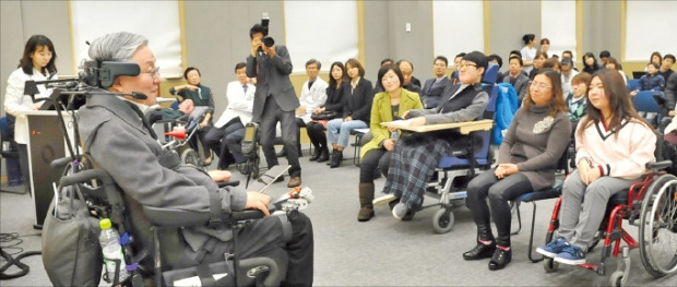 16일 서울 도곡동 강남세브란스병원 3층 중강당에서 열린 ‘신경근육병 환자 졸업·입학 축하 행사’에서 이상묵 서울대 지구환경과학부 교수(왼쪽)가 격려사를 하고 있다. 강남세브란스병원 제공