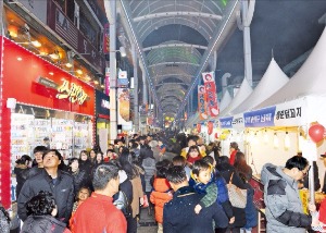 공공기관 이전으로 울산 중앙동 중앙시장이 손님들로 북적이고 있다. 울산시 제공 