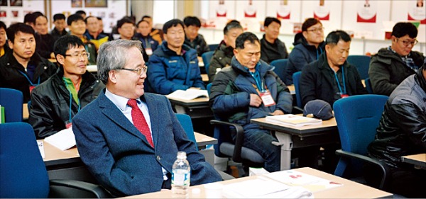 농림수산식품교육문화정보원은 농림축산업의 미래 성장 산업화를 위해 대한민국 농정의 새로운 변화를 이끌 핵심 정예 인력을 육성하고 있다. 박철수 농정원장(앞줄 왼쪽)이 품목특화 전문교육 토마토대학 입학식에 참여하고 있다. 