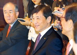 이주열 한국은행 총재가 19일 서울 중구 남대문로 한국은행 본관에서 열린 금융협의회에서 참석자들의 발언을 듣고 있다. 
