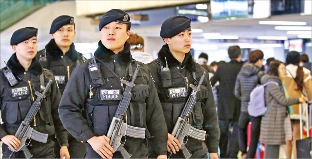 < 철통 보안 > 김포공항경찰대 대원들이 19일 서울 김포국제공항에서 경계근무를 하고 있다. 정부는 북한의 각종 테러에 대응하기 위해 대비태세를 강화했다. 연합뉴스