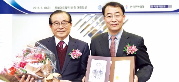 김현복 대화연료펌프 대표(오른쪽)가 창업주 유동욱 대화연료펌프 회장과 함께 지난 19일 열린 제86회 이달의 무역인 시상식에서 기념사진을 찍고 있다. 한국무역협회 제공