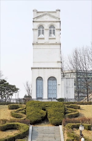 서울 중구 정동에 남아 있는 러시아 공사관 건물 일부. 고종과 세자(훗날 순종)는 이곳에 만 1년 동안 머물러 있었다.
 