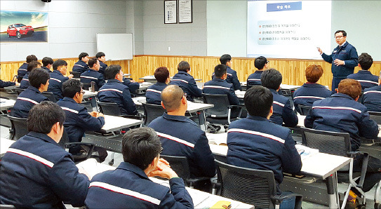 복직한 쌍용자동차 희망퇴직·해고자와 신규 채용 직원들이 이달 초 경기 안성 쌍용차 인재개발원에서 실무 교육을 받고 있다. 쌍용차 제공