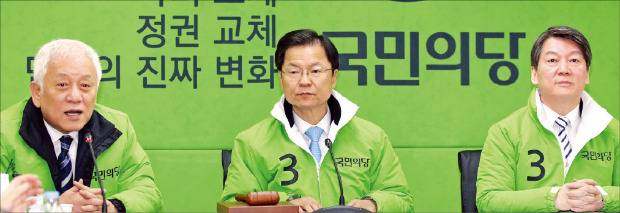 김한길 국민의당 상임 선거대책위원장이 22일 서울 마포 당사에서 열린 최고위원회의에서 총선 선대위 출범 등에 대해 발언하고 있다. 왼쪽부터 김 위원장, 천정배 공동대표, 안철수 상임 공동대표. 연합뉴스