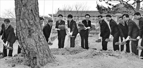 경상북도청 새 청사 이전 공식업무 첫날인 22일 김관용 경북지사(오른쪽 여섯번째)와 간부들이 신청사 이전 기념으로 적송을 심고 있다. 경상북도 제공