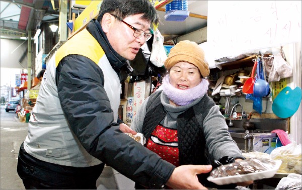 김용진 동서발전 사장은 설 명절을 앞두고 울산 중구의 선우시장을 방문해 ‘전통시장 살리기’에 나섰다.   동서발전 제공 
