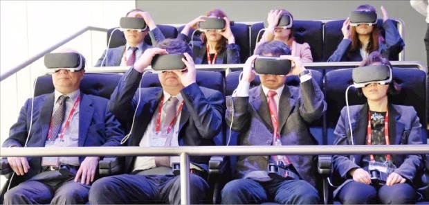 < 가상현실 체험 > 한국경제신문 미래혁신TF 취재기자들이 삼성전자 부스에서 ‘기어VR’을 착용하고 가상현실을 체험하고 있다.