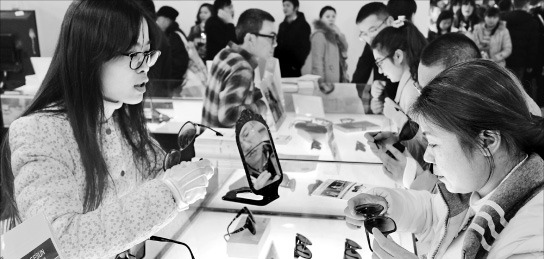 24일 중국 상하이에서 개막한 국제안경전시회를 찾은 관람객들이 ㈜시선 부스에서 선글라스를 살펴보고 있다. 시선 제공