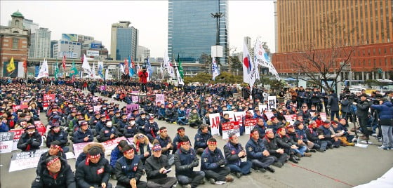 [Cover Story] 제 발등 찍는 투쟁노조…가입률 '뚝' 노동공급 독점, 임금인상 압박