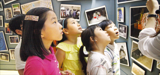 어린이들이 서울 통의동 대림미술관에서 도슨트(안내인)의 설명을 들으며 ‘헨릭 빕스코프’전을 관람하고 있다. 대림산업 제공 