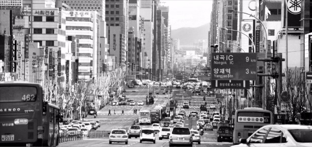 서울 강남대로를 따라 달리는 신분당선 강남역~신사역 구간 공사가 올 하반기 착공된다. 사진은 강남대로를 따라 들어선 고층 빌딩들. 한경DB