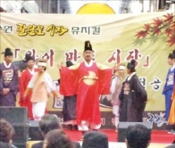매년 11월 수원남문시장에서 열리는 ‘왕이 만든 시장’ 뮤지컬 공연 모습. 수원시 제공 