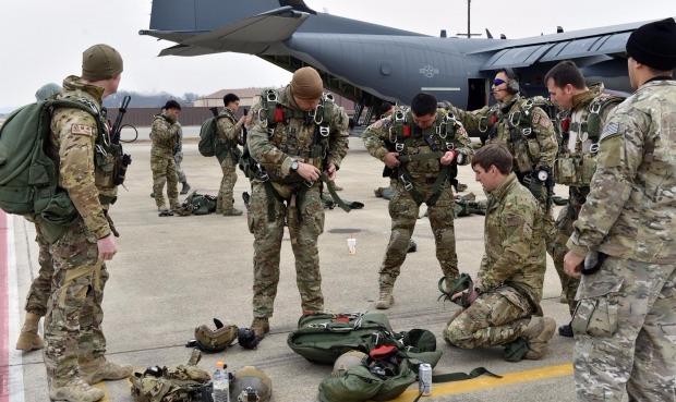 한미 공군 공정통제사(CCT) 요원들이 11일 적진 침투를 위한 고공강하훈련을 앞두고 미군의 MC-130J 수송기 앞에서 장구를 착용하고 있다.