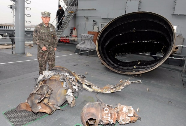인양한 북한 미사일 잔해에 대한 설명을 하고 있는 해군 55전대장 제병렬 대령