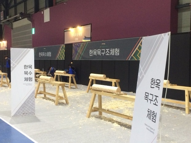 18~21일 나흘간 서울 대치동 SETEC에서 열리는 ‘2016 서울한옥박람회’ 전시장에 일반인들이 참여할 수 있는 한옥 목수체험 프로그램이 마련돼 있다.