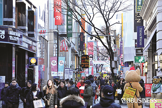 [상권지도-명동] '한류 쇼핑 1번지' 명동…중국 이어 동남아 관광객 '북적'·구매력은 '한계'