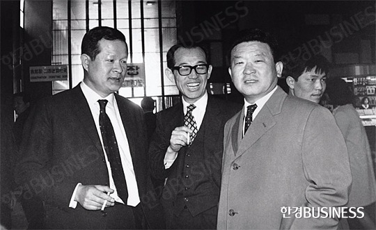 1970년대 당시 그룹 성장에 견인차 역할을 했던 구자경(오른쪽) LG 명예회장과 고 허준구(왼쪽) LG건설 명예회장.