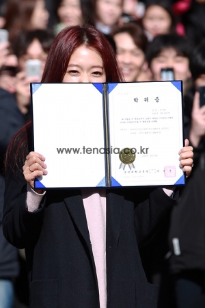 [TENPHOTO] 박신혜, 학위증을 수여받은 08학번의 환한 미소