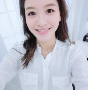 레인보우 김재경, 기분 좋은 새하얀 미소 &#39;남심 저격&#39;