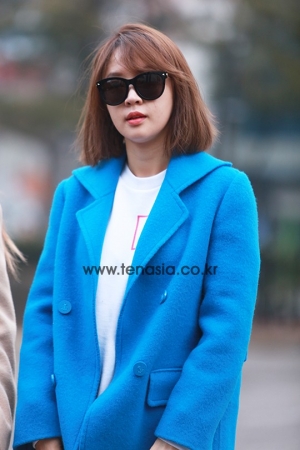 [TENPHOTO] 포미닛 전지윤, 뉴요커 생각 나는 블루 코트+선글라스 패션 (뮤직뱅크 출근길)