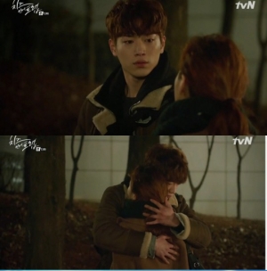 &#39;치즈인더트랩&#39; 서강준, 김고은에 기습 포옹...본격적인 &#39;삼각관계&#39; 예고