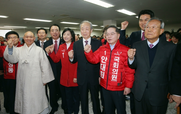 (서울=연합뉴스) 박동주 기자 = 안대희 전 대법관이 1일 오후 서울 마포구에서 열린 선거사무소 개소식에서 참석 인사들과 파이팅을 외치고 있다.