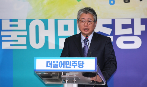 (서울=연합뉴스) 김현태 기자 = 조응천 전 청와대 공직기강비서관이 2일 여의도 국회 본청에서 더불어민주당 입당을 밝히고 있다. 조 전 비서관은 이날 정치가 희망이라며 정계진출의 계기를 밝혔다. 