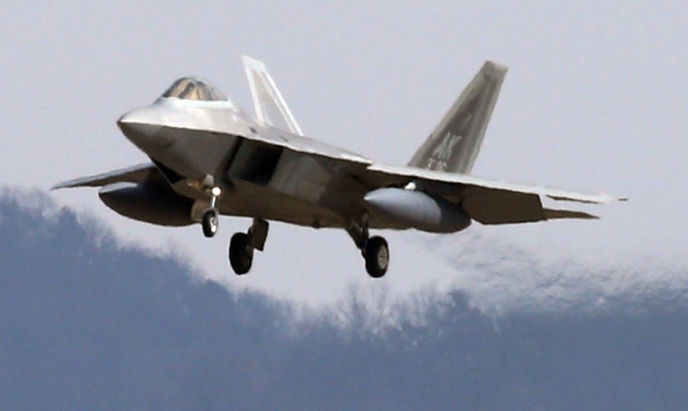 (평택=연합뉴스) 김주성 기자 = '세계 최강의 전투기'로 평가되는 미국의 전략무기인 F-22 스텔스 전투기가 17일 오산미군기지 상공을 비행하고 있다.
