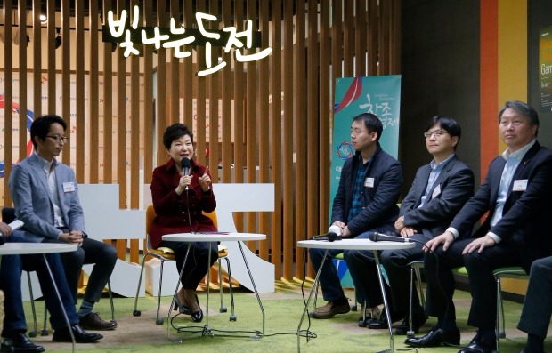 박근혜 대통령이 25일 오전 대전시 유성구 대전창조경제혁신센터를 방문, 해외진출기업인들과 화상대화를 하고 있다.연합뉴스