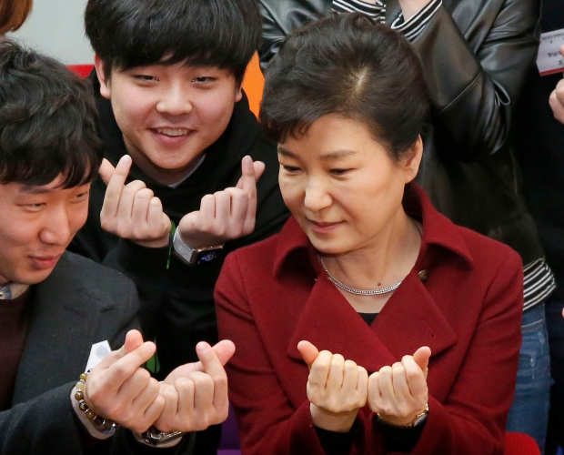 (대전=연합뉴스) 이상학 기자 = 박근혜 대통령이 25일 오전 대전시 유성구 대전창조경제혁신센터를 방문해 센터지원 수혜 학생들과  손가락 하트 표시를 따라하고 있다. 