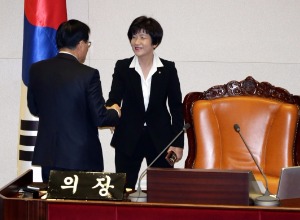 필리버스터 닷새째…정의장, 상임위원장에 본회의 사회권