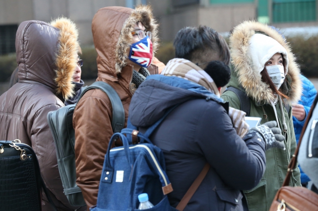 (서울=연합뉴스) 이상학 기자 = 차가운 대륙고기압의 영향을 받아 영하의 날씨를 보인 29일 서울 청계광장에서 대만 관광객들이 두툼한 옷을 입고 이동을 하고 있다.