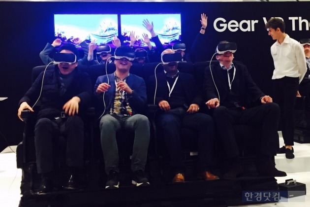 삼성 기어 VR 4D 체험을 즐기고 있는 모습. / 사진=박희진 기자
