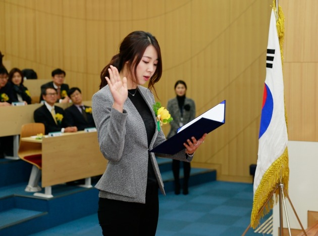 2세 기업인 양지은 씨가 신입생을 대표해 입학 선서를 하고 있다.

