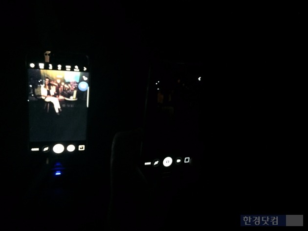 MWC 2016 삼성전자 부스에 마련된 암실에서 갤럭시S7(왼쪽)으로 모델을 촬영하고 있다. 다른 스마트폰(오른쪽)은 피사체를 전혀 잡지 못하고 있다. / 사진=박희진 기자
