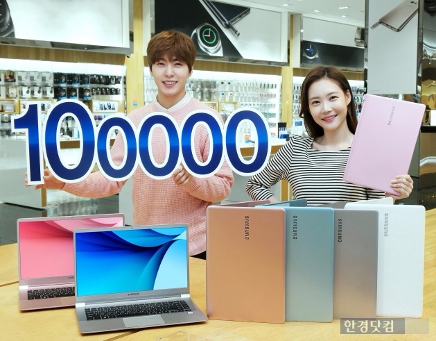 삼성전자 모델들이 서울 서초구 삼성전자 딜라이트샵에서 '노트북 9' 시리즈 제품을 소개하고 있다. / 사진=삼성전자 제공