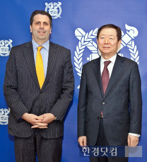 지난 7일 리퍼트 대사(왼쪽)와 접견한 성낙인 총장. / 서울대 제공