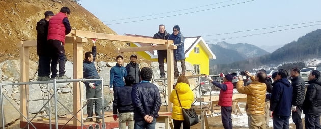 OK시골이 진행한 황토방 직접 짓기 체험교육 모습.