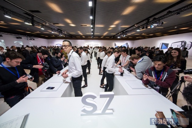 '삼성 갤럭시 언팩 2016’ 행사에서 참석자들이 '갤럭시S7'과 '갤럭시S7 엣지'를 체험하고 있다. / 사진=삼성전자