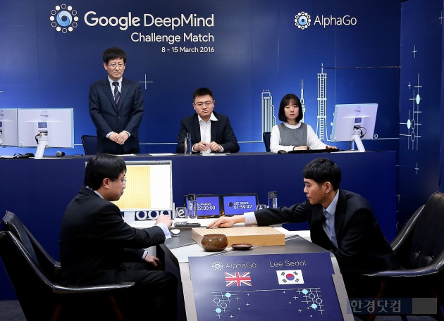 인류 대표 이세돌 9단과 최첨단 인공지능(AI) 알파고(AlphaGo)가 10일 오후 1시 서울 광화문 포시즌스호텔에서 역사적인 제2국을 시작하는 모습이다. 제공=구글